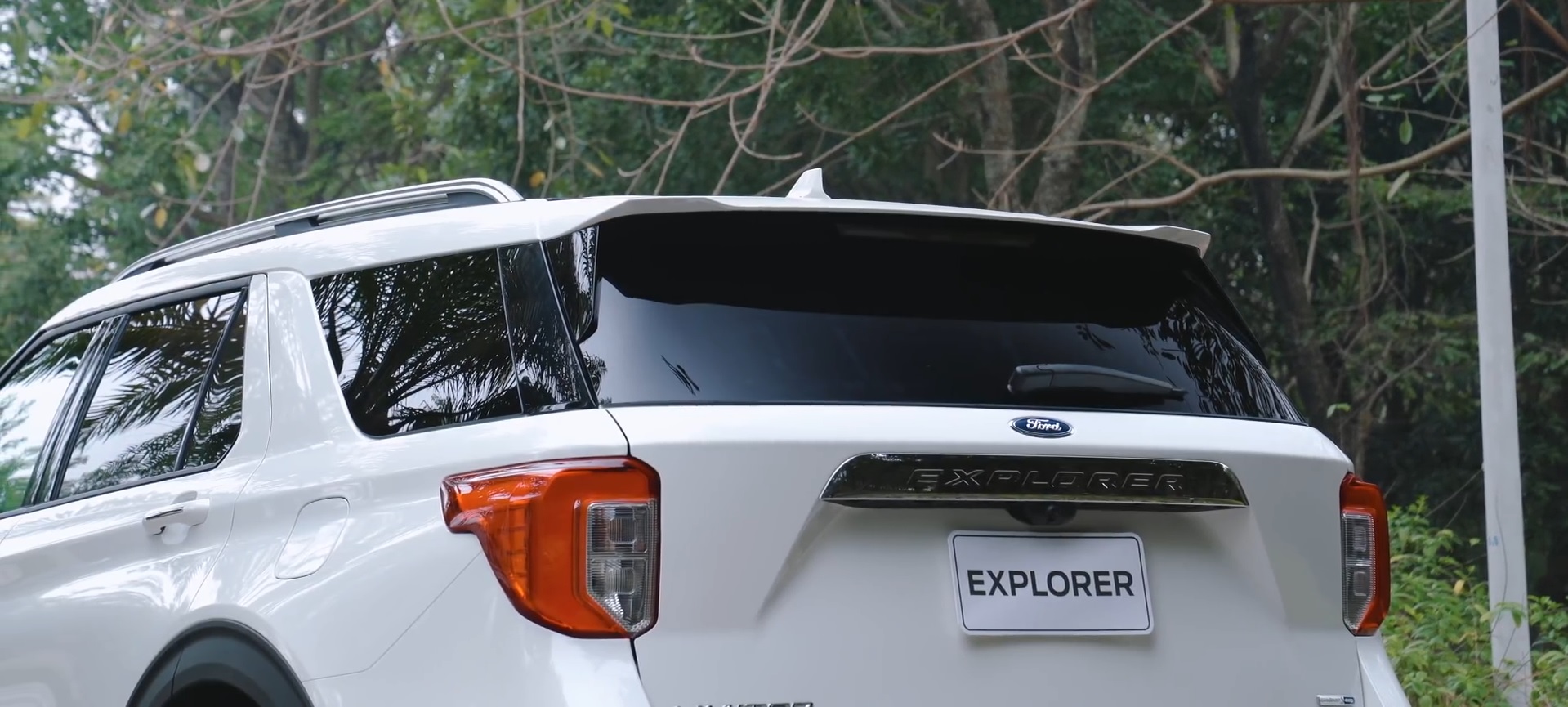 thanh giá nóc và đuôi cá ford explorer 2022 tại ford long biên